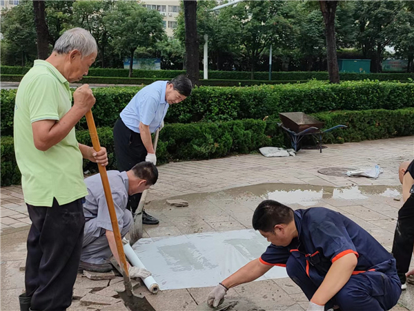 停雨間隙快速對路面進行搶修